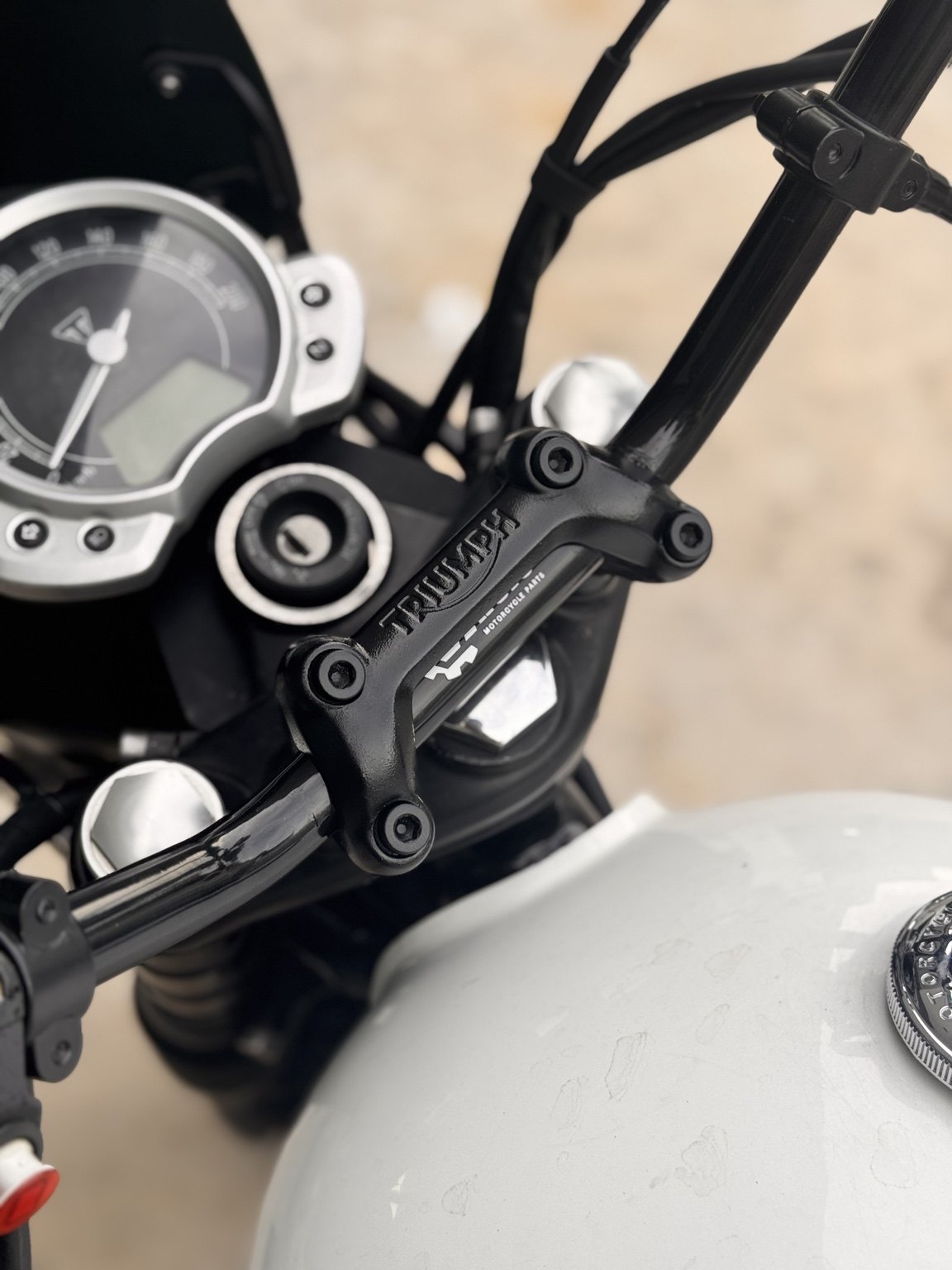 ชิ้นส่วนแฮนด์ Triumph สีดำ